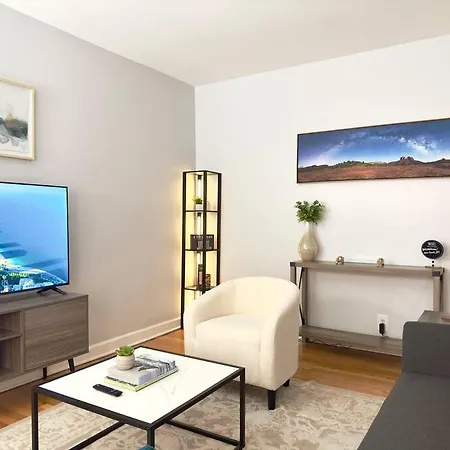 Comfy Retreat In Rogers Park, Prime Location! Apartment