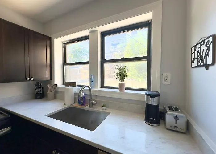 Comfy Retreat In Rogers Park, Prime Location! Apartment *