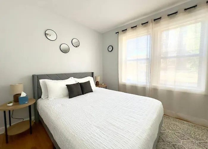Comfy Retreat In Rogers Park, Prime Location! *