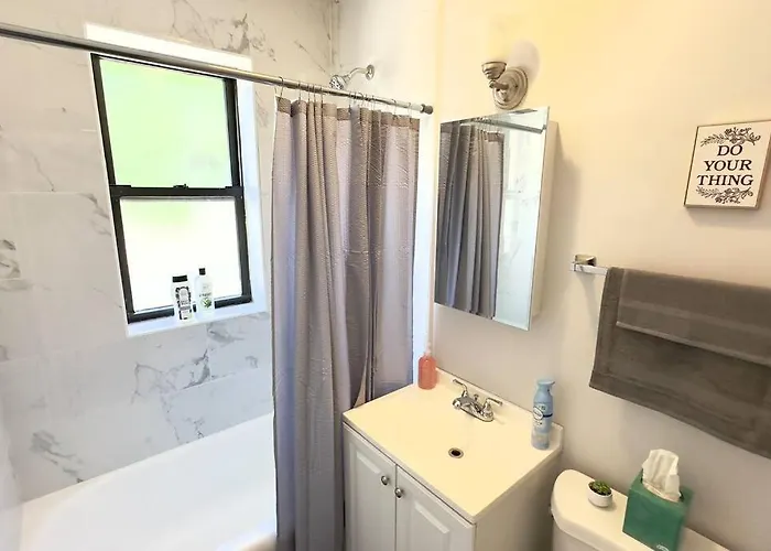 Comfy Retreat In Rogers Park, Prime Location! Apartment