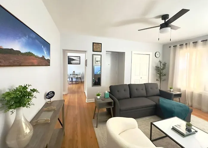 Comfy Retreat In Rogers Park, Prime Location! Apartment *