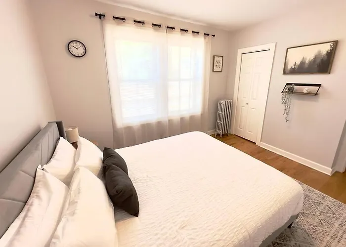 Comfy Retreat In Rogers Park, Prime Location!